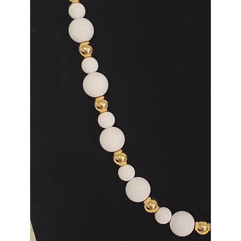 Vintage Retro Preppy Classic Design Beaded Necklace White And Gold Tones